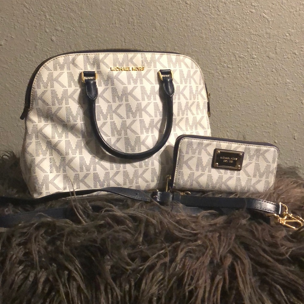MICHAEL KORS!!!!!!!!  Bag w/ matching wallet